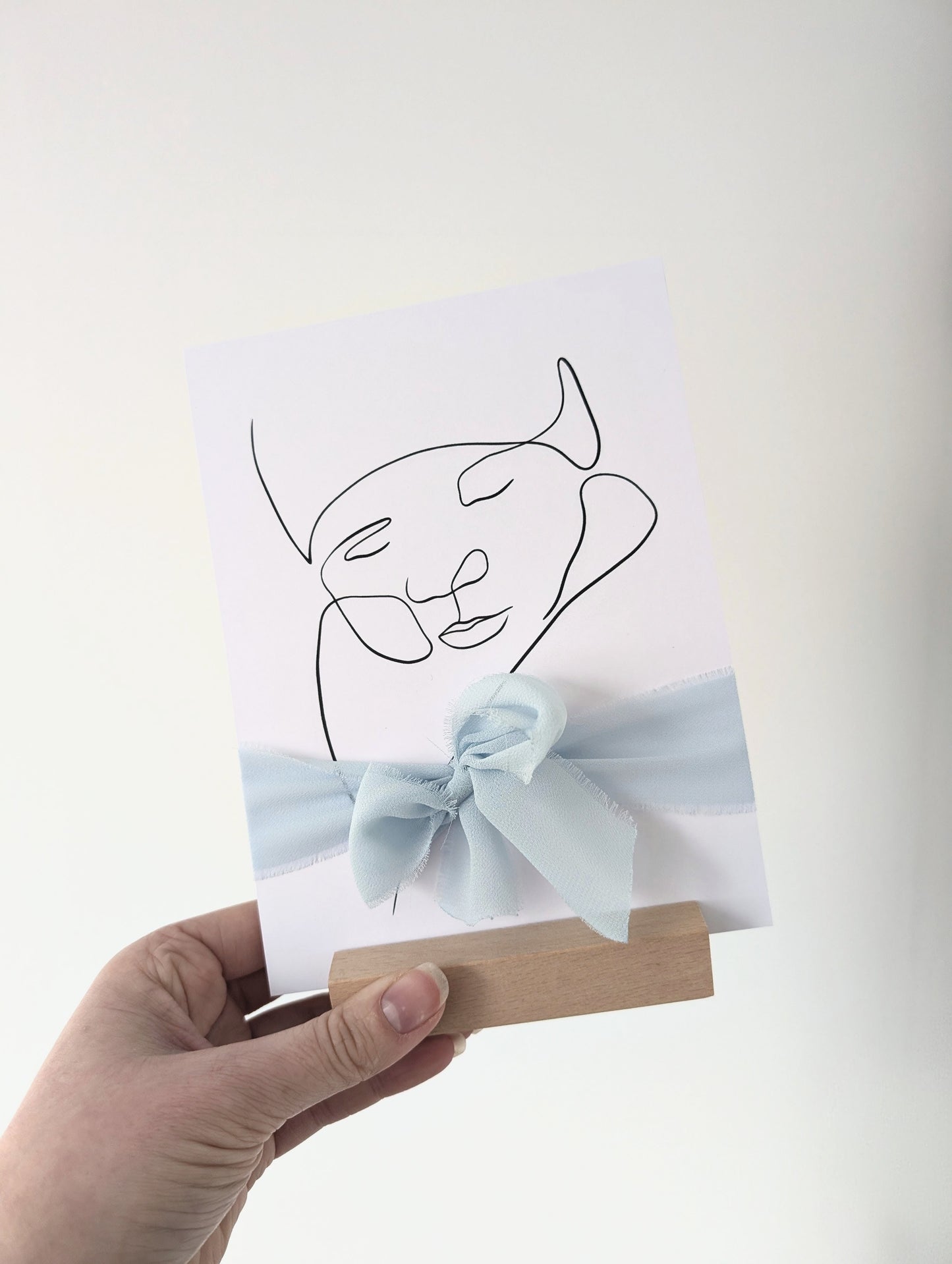 Foto naar Lijntekening - op houder met strik