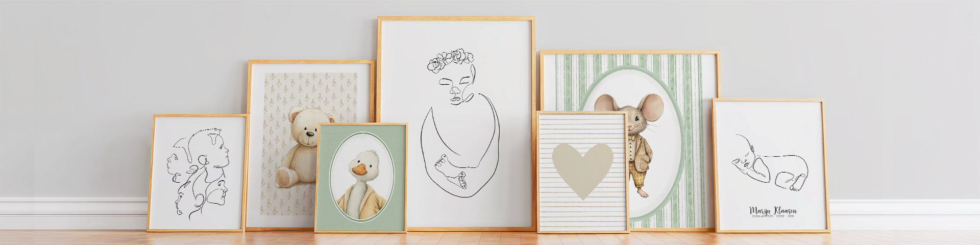 Een aantal posters op een plankje in de woonkamer. Sommige zijn prints voor in een kinderkamer of babykamer. Andere zijn lijntekeningen gemaakt van eigen fotos. Dus helemaal gepersonaliseerd. 