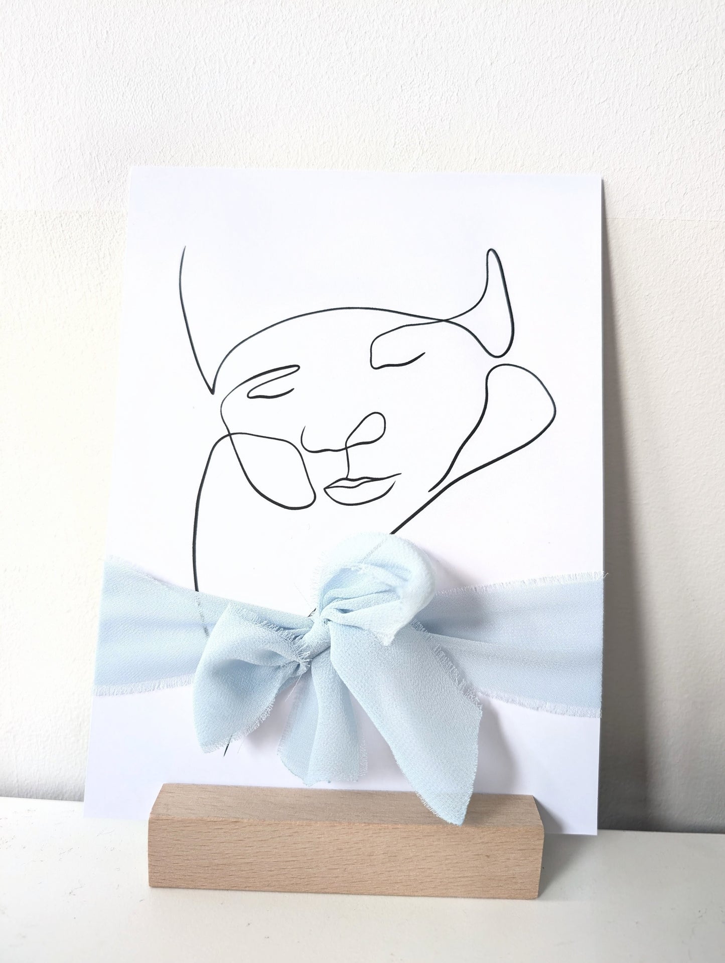 Foto naar Lijntekening - op houder met strik